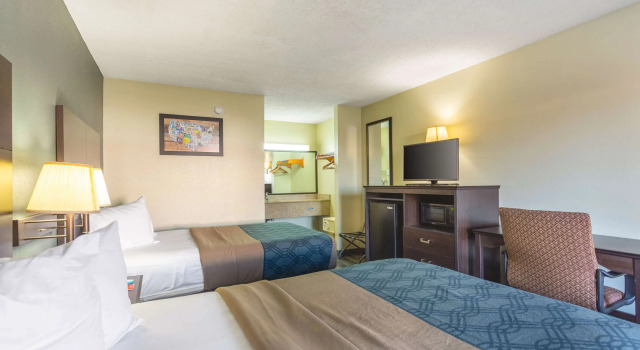 Четырёхместный номер Standard Econo Lodge & Suites Clarksville near Governors Square Mall