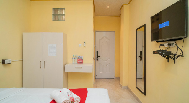 RedDoorz Plus Syariah near Pasar Turi
