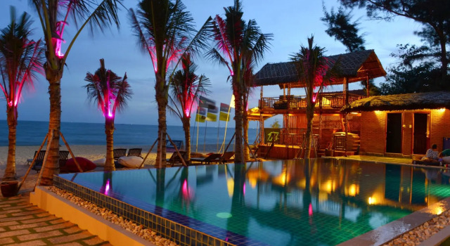 Кровать в общем номере Ananda Resort