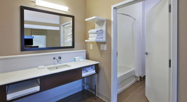 Студия Hampton Inn Commerce/Novi