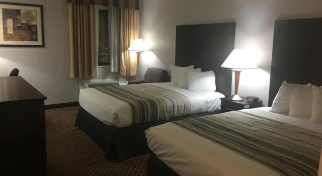 Четырёхместный номер Standard Country Inn & Suites by Radisson, Indianapolis East, IN