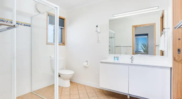 Люкс Deluxe с 2 комнатами рядом с пляжем BIG4 Tasman Holiday Parks - Easts Beach