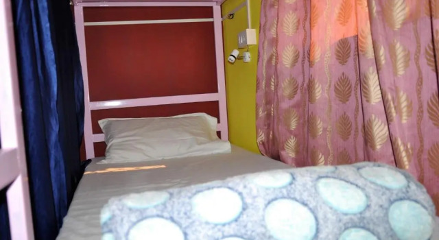 Кровать в общем номере Ganga Fuji Home