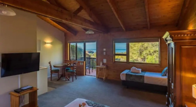 Трёхместный номер Standard с балконом Kimi Ora Eco Resort