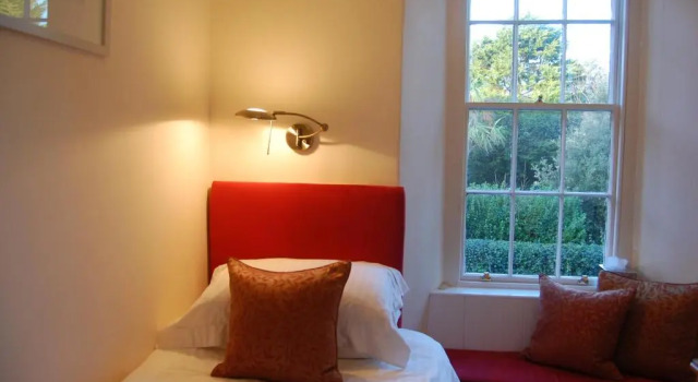Standard Single quarto Warwick House