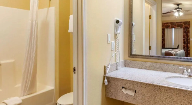Номер Standard Quality Inn & Suites at The Outlets Mercedes-Weslaco