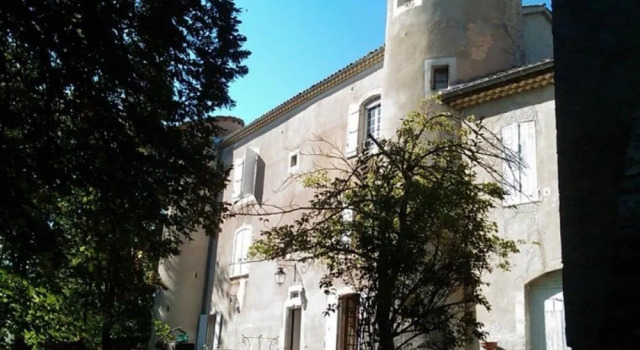 Chateau de Laric, Book Bed and Breakfast Hoteller i Rhône-Alps med parkering, Parkering