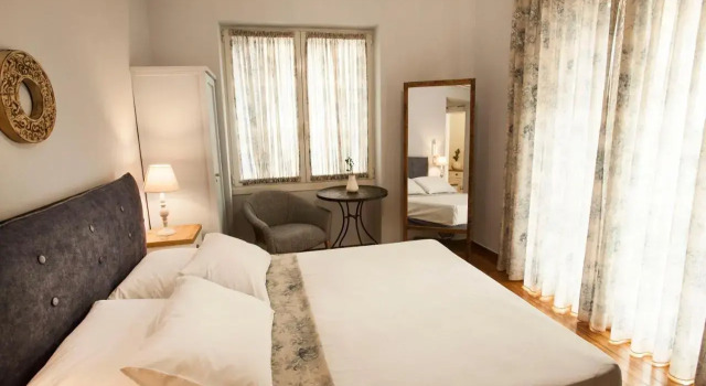 Lovely 1st Fl. Apt, with Balcony in Pagrati, Забронировать Отель Афины Острова Саронического залива - Аттика, рядом с Theocharakis Foundation