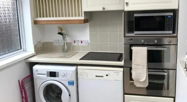Spacious 5 double bed bedroom bungalow near Belfast, Book Hotel Lisburn Antrim County