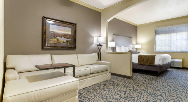 Двухместный люкс Best Western Plus Crown Colony Inn & Suites