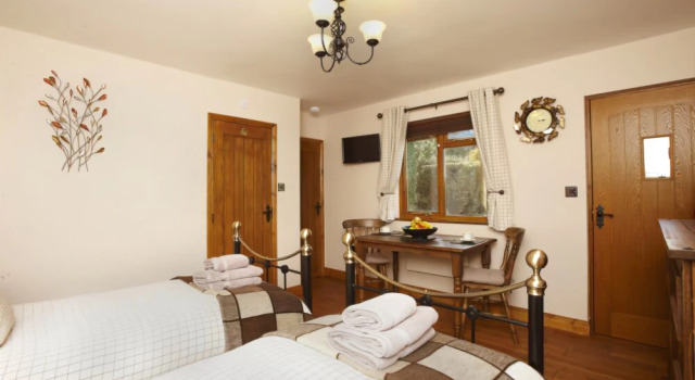 Firs Cottage Bed and Breakfast, Varaa Lomakoti Mökit kohteessa Merseyside, Mökki
