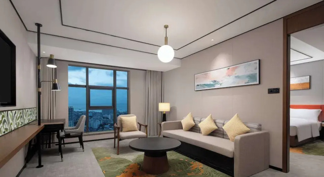 Двухместный люкс Deluxe Hilton Garden Inn Beihai Railway Station