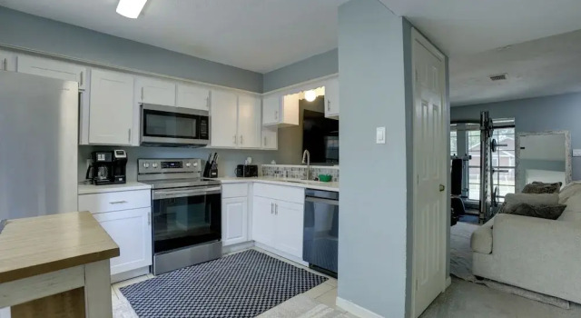 Апартаменты Pets Welcome! Humble Townhome 4 Mi to Airport