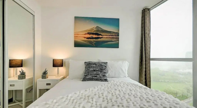 Instant Suites- Luxurious 1BR in Heart of Downtown with Balcony, Varaa Hotelli Toronto 