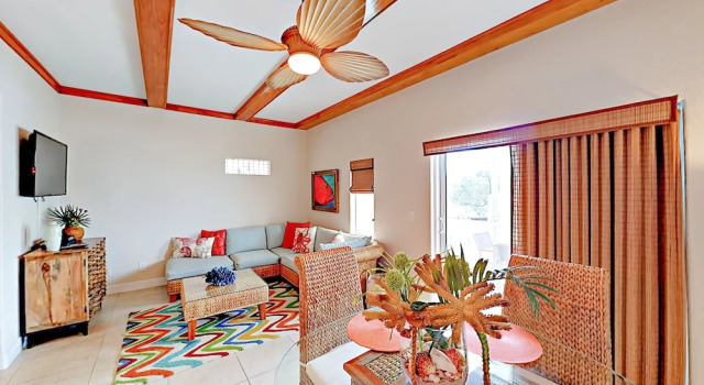 12400 Overseas Hwy Villa #7 3 Bedrooms 3 Bathrooms Villa, Varaa Villa Huvilat kohteessa Florida Keys, Villa