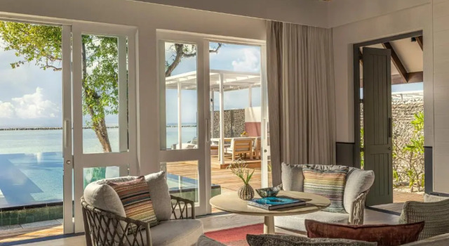 Двухместное бунгало с бассейном Premier Oceanfront Four Seasons Resort Maldives at Landaa Giraavaru