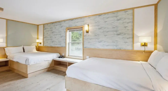 Четырёхместный номер Deluxe Greenview Inn Riverhead