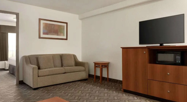 Люкс Deluxe c 1 комнатой Super 8 by Wyndham Calgary Shawnessy Area