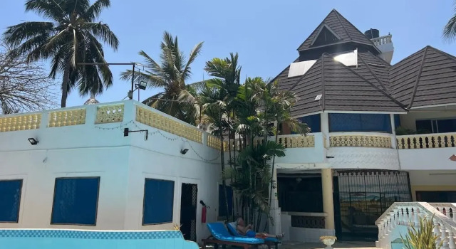 Luxurious 3-bedroom Holiday House With Pool Access in Diani Beach, Varaa Lomakoti Hotellit Coast Region uima-altaalla, Uima-allas
