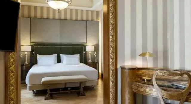 Двухместный полулюкс NH Collection Prague Carlo IV