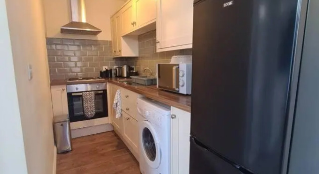 Groundfloor 1 bedroom apartment with free parking!