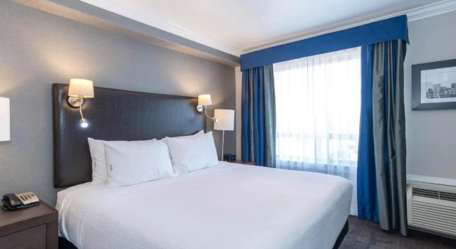 Четырёхместный семейный люкс Sandman Signature Edmonton South Hotel