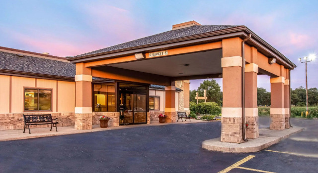 Кровать в общем номере Country Inn & Suites by Radisson, Muskegon, MI