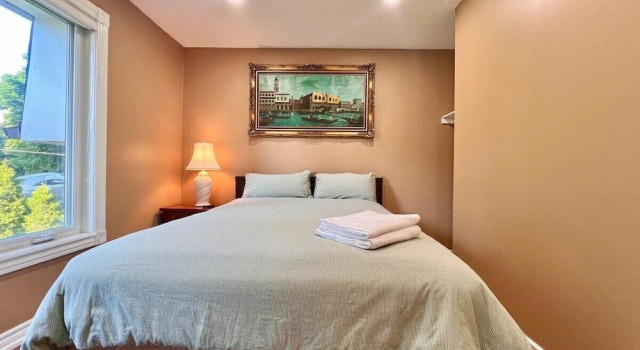 Номер Deluxe Cozy Home Near Transit & Hillcrest Mall with Free Parking