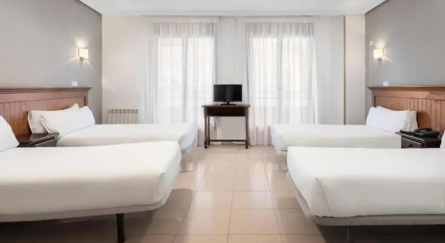 Четырёхместный номер Standard Hotel Victoria Valdemoro