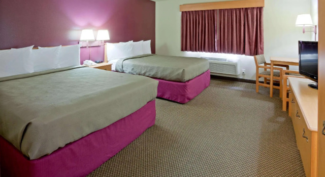Четырёхместный номер Standard AmericInn by Wyndham Jackson