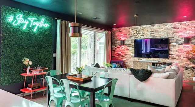 Upstay: Luxe Pool Retreat7 Min to Rainey St, Забронировать Дом для отпуска Виллы Остина, рядом с Austin Visitor Center, Вилла