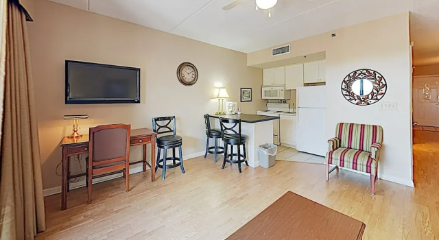 New Listing! Lovely River-view W/ Balcony 1 Bedroom Condo
