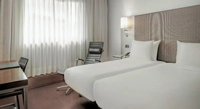 Трёхместный номер Standard AC Hotel Porto by Marriott