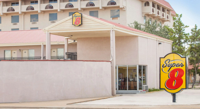 Super 8 by Wyndham Lubbock Civic Center North, Забронировать Мини-отель Лаббок штат Техас, рядом с Fresenius Medical Care at Lubbock Heart Hosptial
