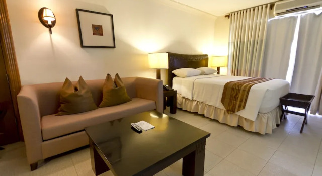 Люкс c 1 комнатой с балконом Crown Regency Suites Mactan