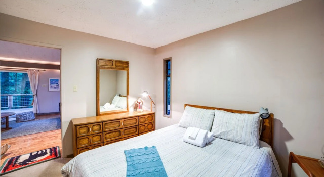 55sl - Hot Tub - Wood Stove - Sleeps 10 3 Bedroom Home, Buchen Sie Ferienhaus SPA-Hotels in Glacier, SPA