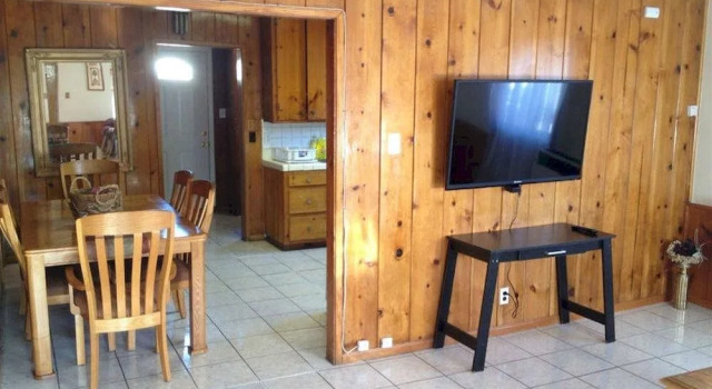 Cozy 3BD Wood House