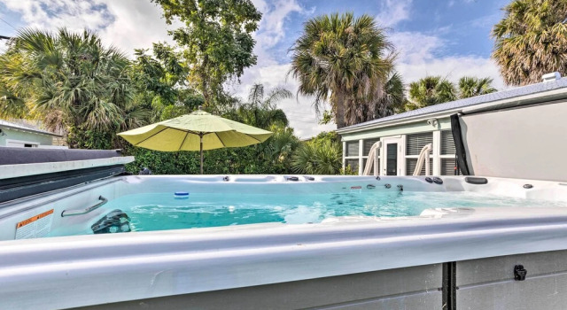 West Palm Beach Bungalow w/ Shared Backyard, Rezerwuj Dom wakacyjny West Palm Beach Palm Beach County