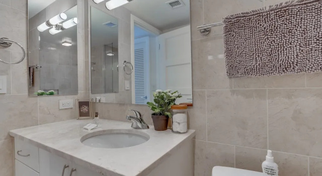 Апартаменты Furnished 2 Bedroom Apartment near National Museum 2 Apts by RedAwning