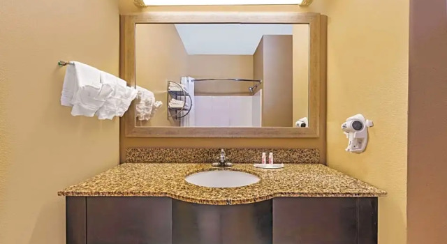 Четырёхместный номер Deluxe Days Inn by Wyndham Rockdale Texas