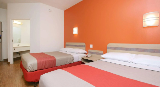 Motel 6 Burlington - Colchester, Varaa Motelli Hotellit New England uima-altaalla, Uima-allas