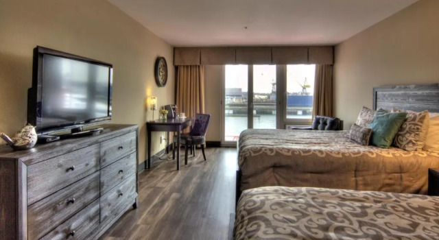 Четырёхместный номер Deluxe Coast Lonsdale Quay Hotel