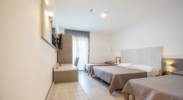 Komfort- firedobbelt værelse med altan Hotel Settibi