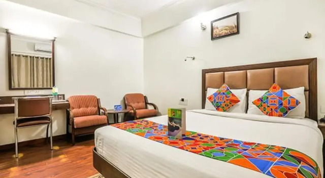 Номер Deluxe Fabhotel Sri Krishna Suites