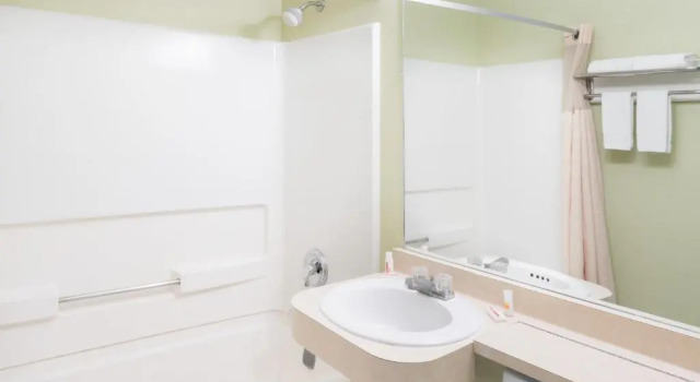 Четырёхместный номер Standard Days Inn by Wyndham Henrietta/Rochester Area