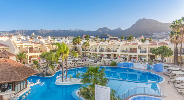 Кровать в общем номере с 2 комнатами Royal Sunset Beach Club