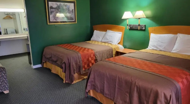 Четырёхместный номер Standard Emerald Inn & Lounge