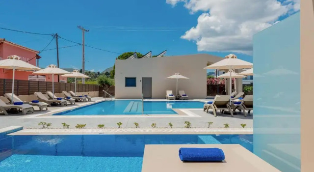 Люкс с видом на бассейн Mystique Luxury Suites & Maisonettes