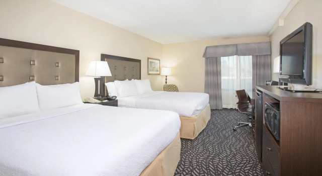 Четырёхместный номер Standard Wyndham Grand Executive Center Little Rock Airport
