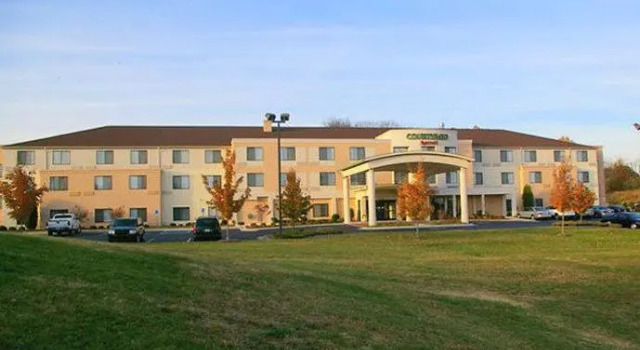 Кровать в общем номере Courtyard Danville